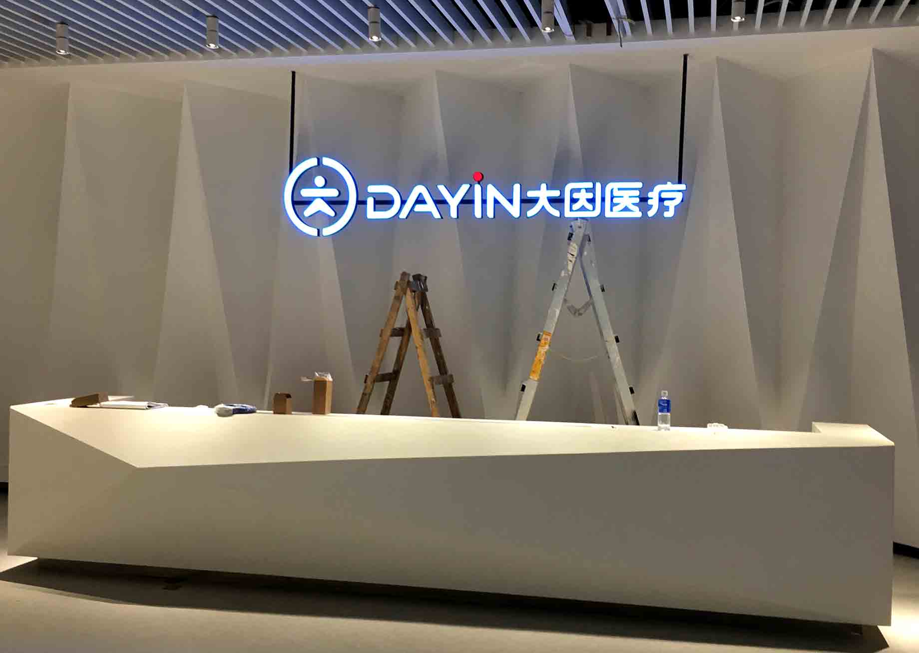 背景吊式发光字